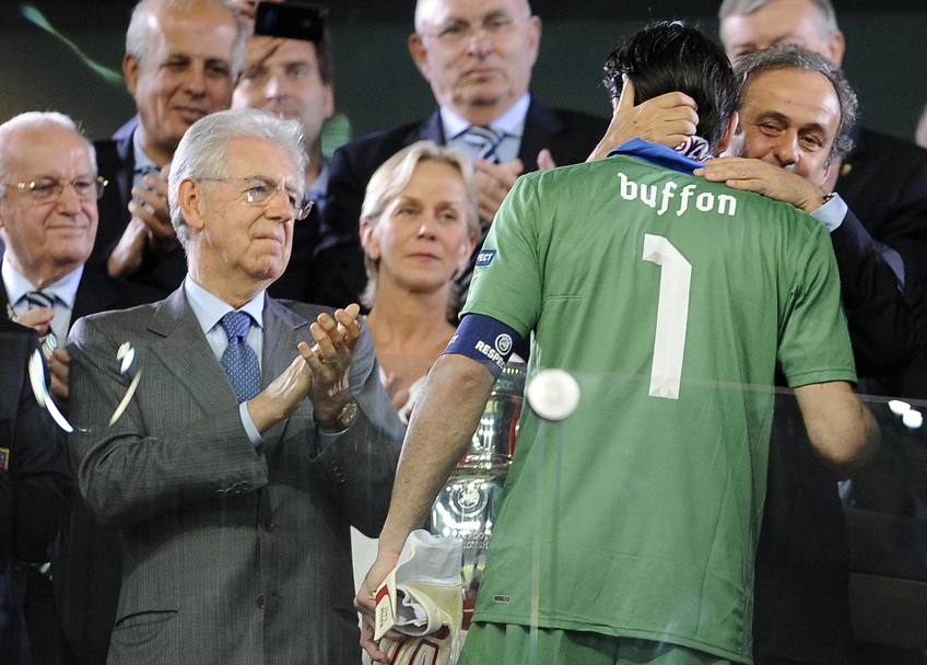 Campionato Europeo calcio 2012. Finale Spagna vs Italia 4 -0. Premiazione - Platini abbraccia Buffon mentre Mario Monti applaudde (Ansa)